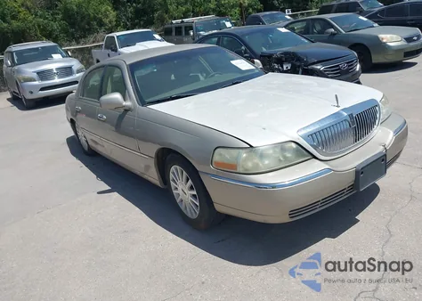 2004 Lincoln Town Car Signature z USA, uszkodzony, nr VIN 1LNHM81W94Y623970